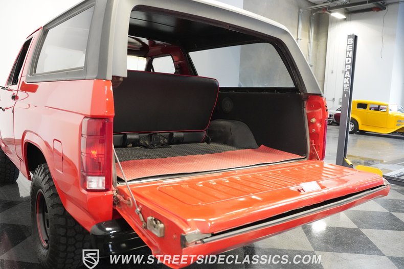 Ford-Bronco-1985-Red-Black-38