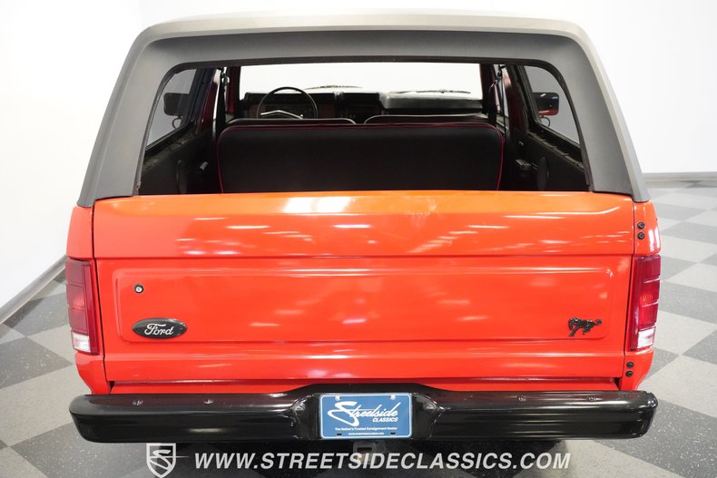 Ford-Bronco-1985-Red-Black-39