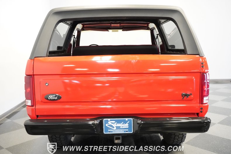 Ford-Bronco-1985-Red-Black-40