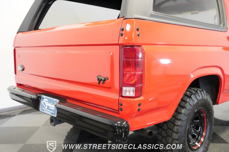 Ford-Bronco-1985-Red-Black-41