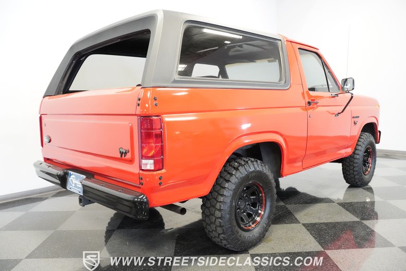 Ford-Bronco-1985-Red-Black-42