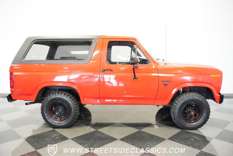 Ford-Bronco-1985-Red-Black-44