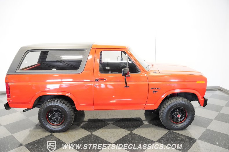 Ford-Bronco-1985-Red-Black-45