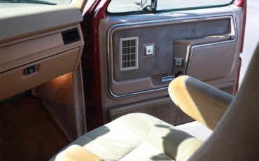 Ford-Bronco-1985-Red-and-Tan-Tan-10