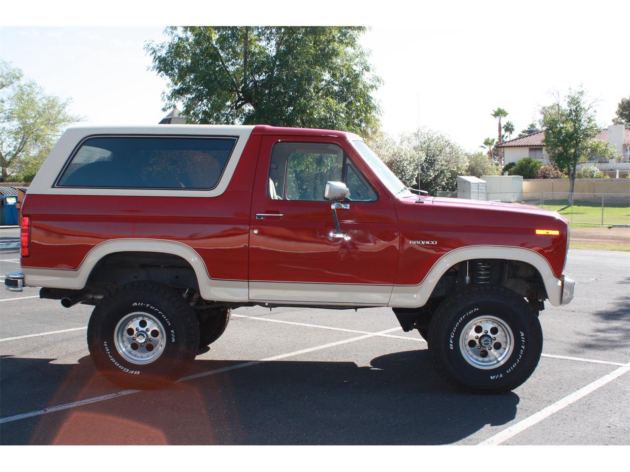 Ford-Bronco-1985-Red-and-Tan-Tan-24