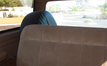 Ford-Bronco-1985-Red-and-Tan-Tan-26
