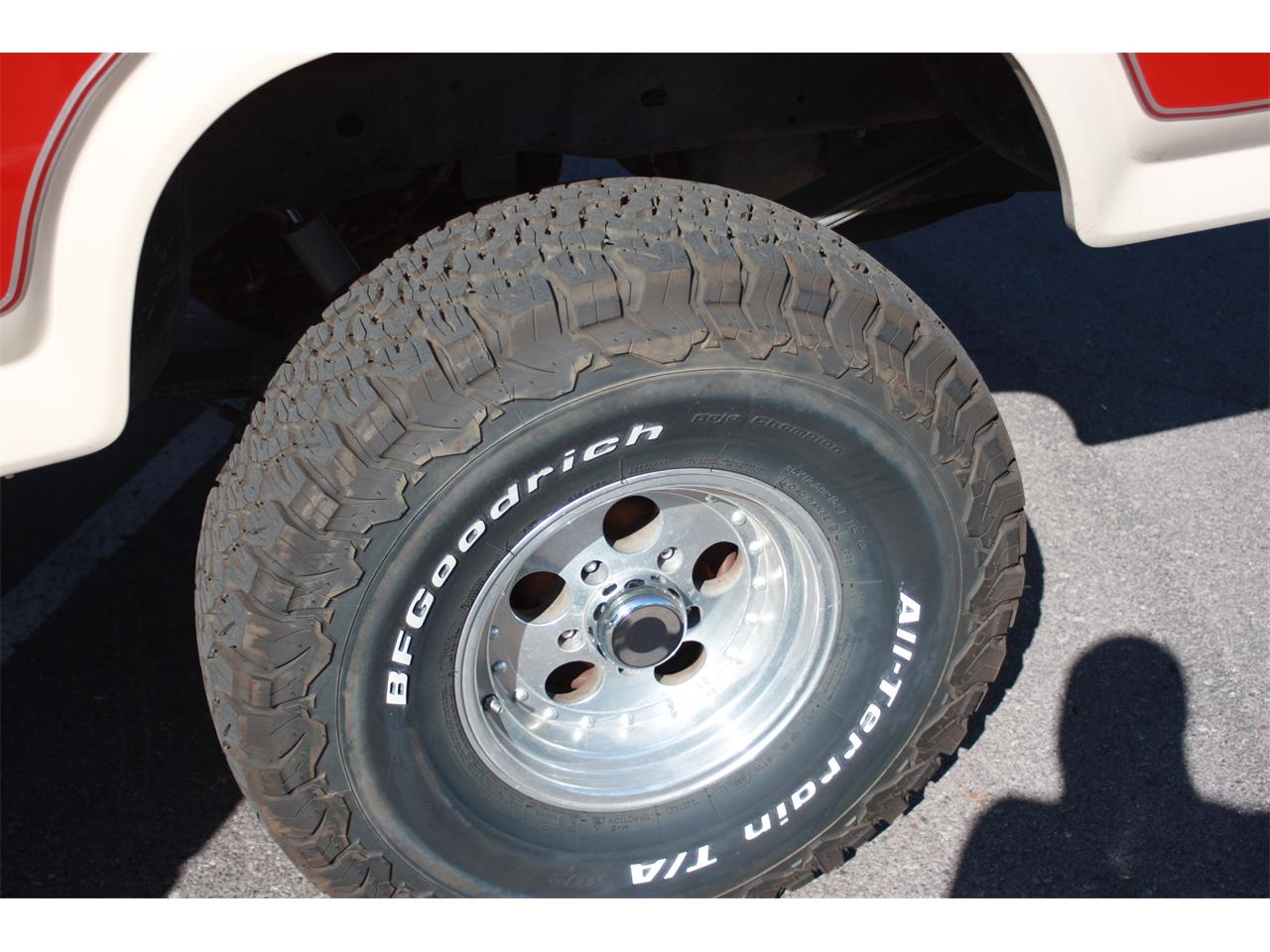Ford-Bronco-1985-Red-and-Tan-Tan-29