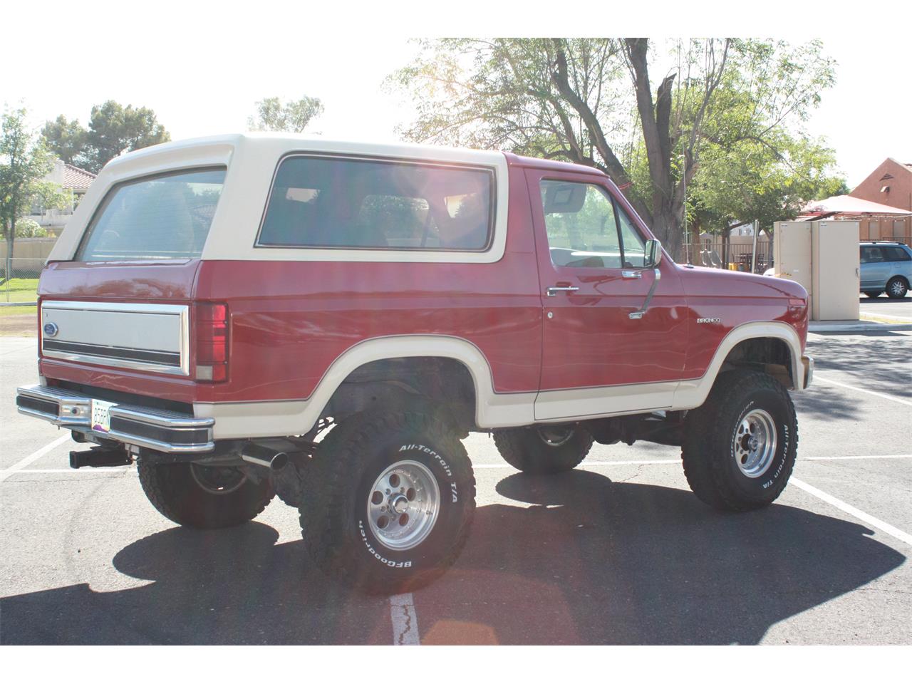 Ford-Bronco-1985-Red-and-Tan-Tan-3