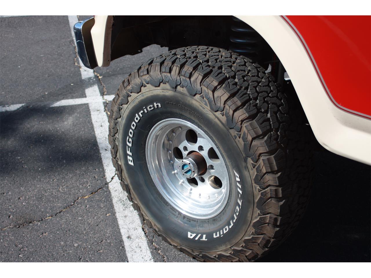 Ford-Bronco-1985-Red-and-Tan-Tan-30