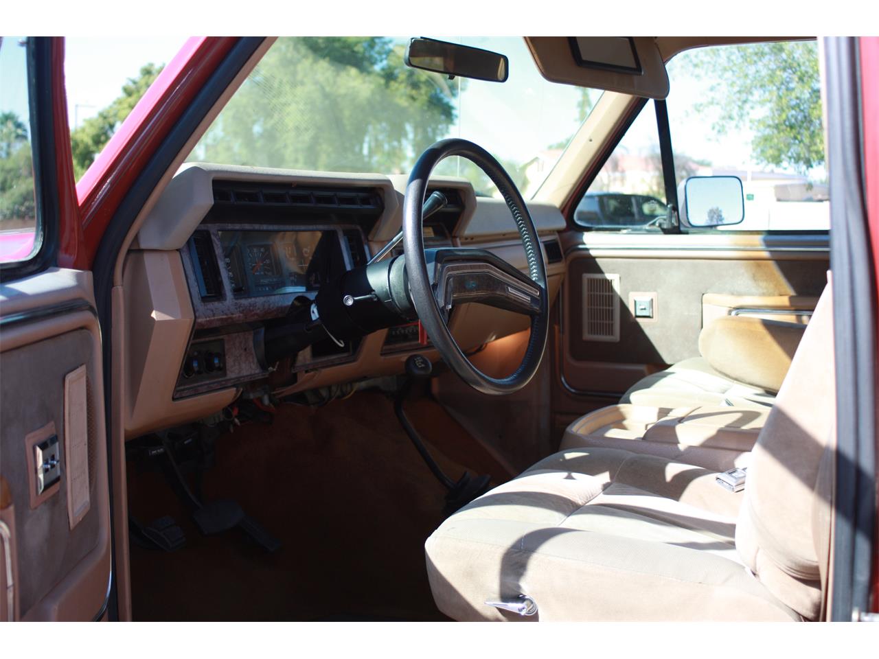 Ford-Bronco-1985-Red-and-Tan-Tan-4