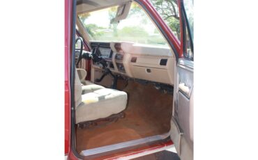 Ford-Bronco-1985-Red-and-Tan-Tan-5