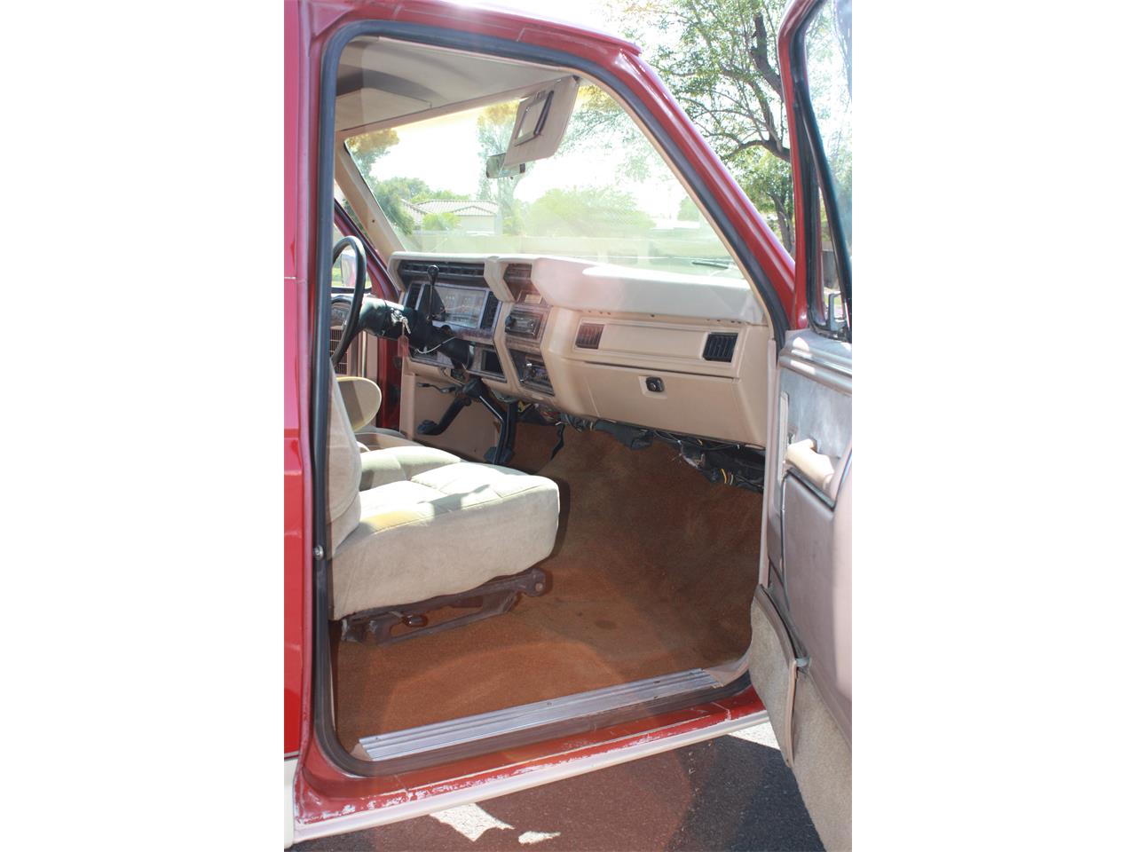 Ford-Bronco-1985-Red-and-Tan-Tan-5