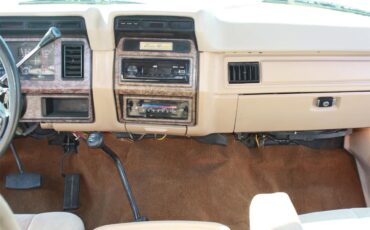 Ford-Bronco-1985-Red-and-Tan-Tan-9