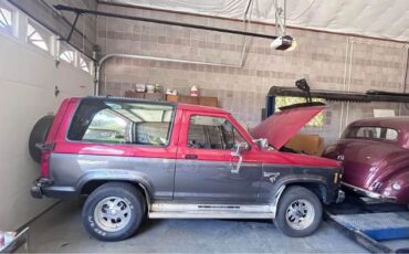 Ford-Bronco-1986-Silver-Red-11