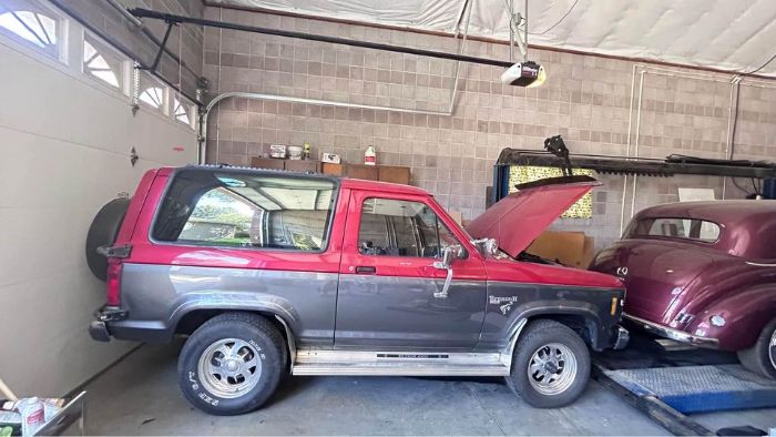 Ford-Bronco-1986-Silver-Red-11