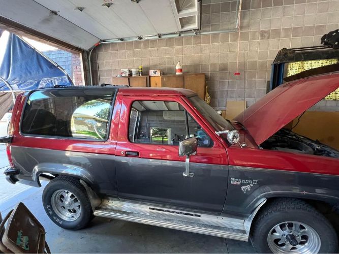 Ford-Bronco-1986-Silver-Red-2