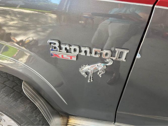 Ford-Bronco-1986-Silver-Red-3