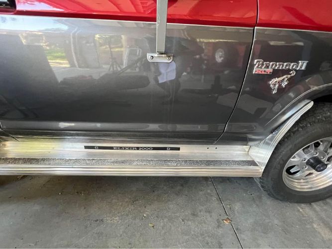Ford-Bronco-1986-Silver-Red-8