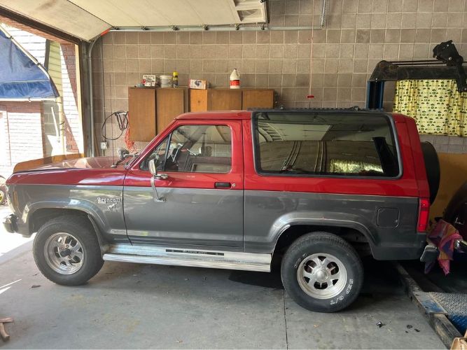 Ford-Bronco-1986-Silver-Red