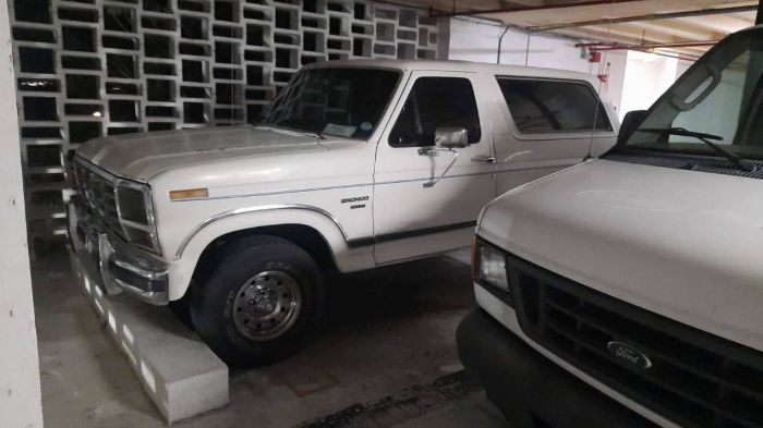 Ford-Bronco-1986-White-1