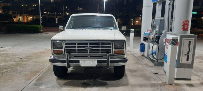 Ford-Bronco-1986-White-15