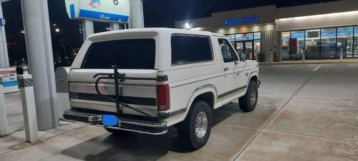 Ford-Bronco-1986-White-18