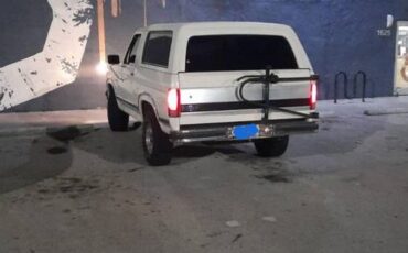 Ford-Bronco-1986-White-19
