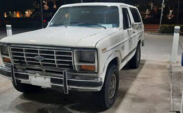 Ford-Bronco-1986-White-24
