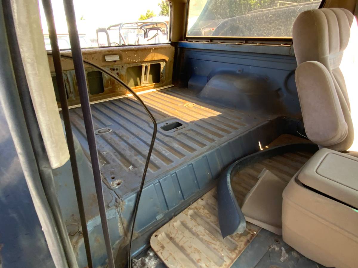 Ford-Bronco-1986-blue-3