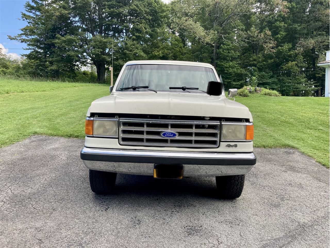 Ford-Bronco-1987-White-Red-14