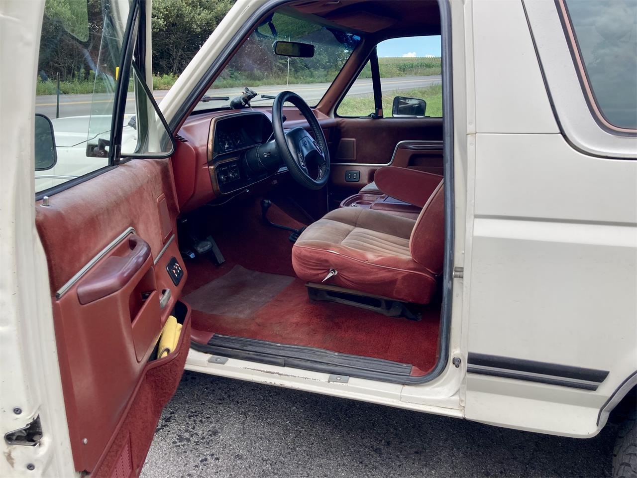 Ford-Bronco-1987-White-Red-18