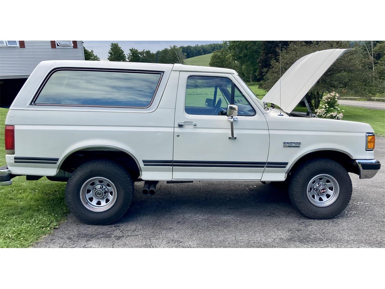 Ford-Bronco-1987-White-Red-27