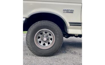 Ford-Bronco-1987-White-Red-30