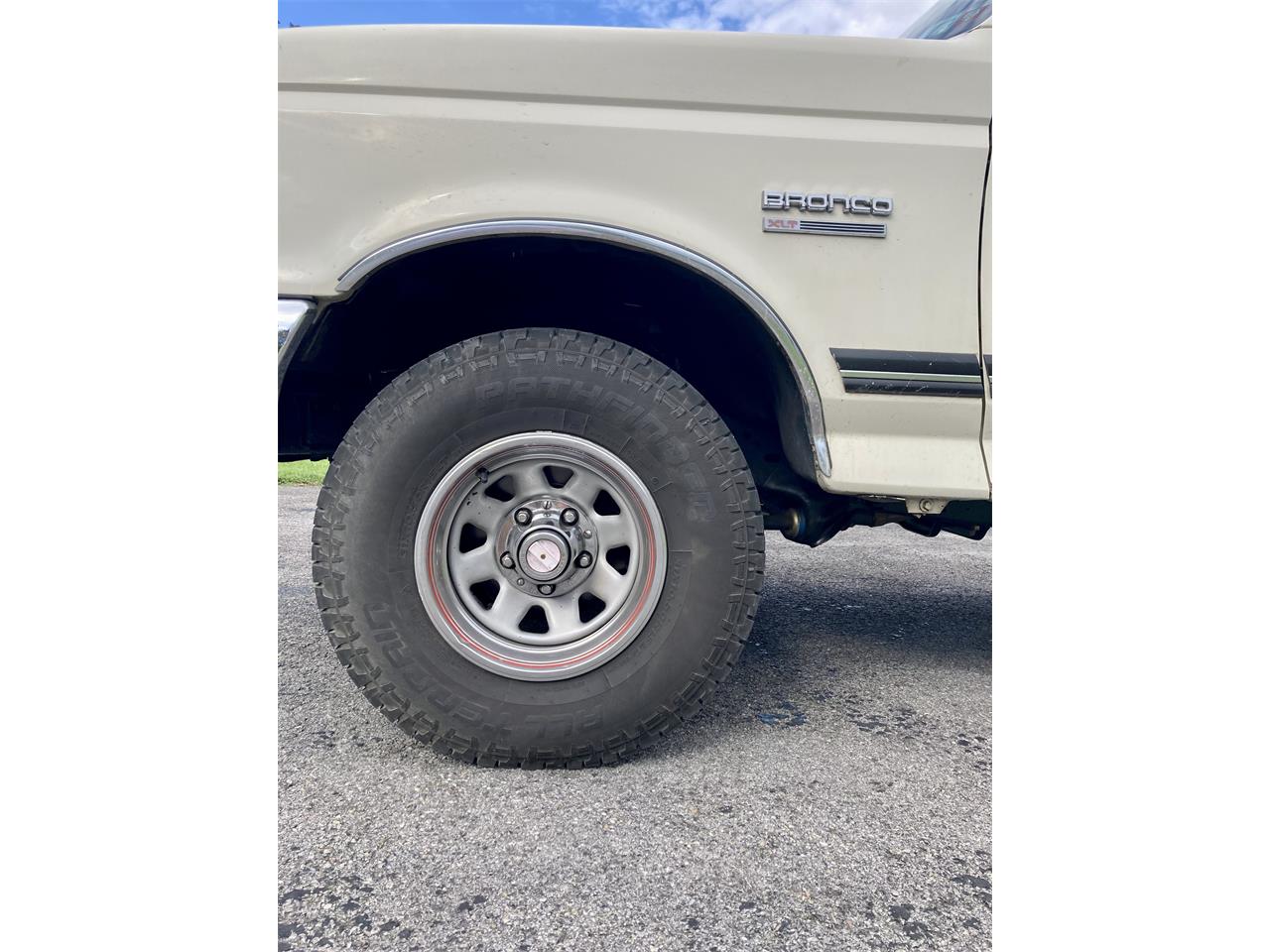 Ford-Bronco-1987-White-Red-30