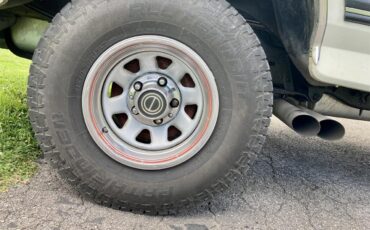Ford-Bronco-1987-White-Red-32