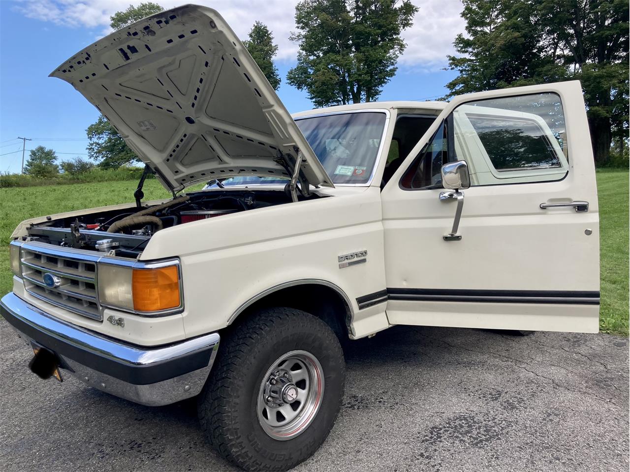 Ford-Bronco-1987-White-Red-35