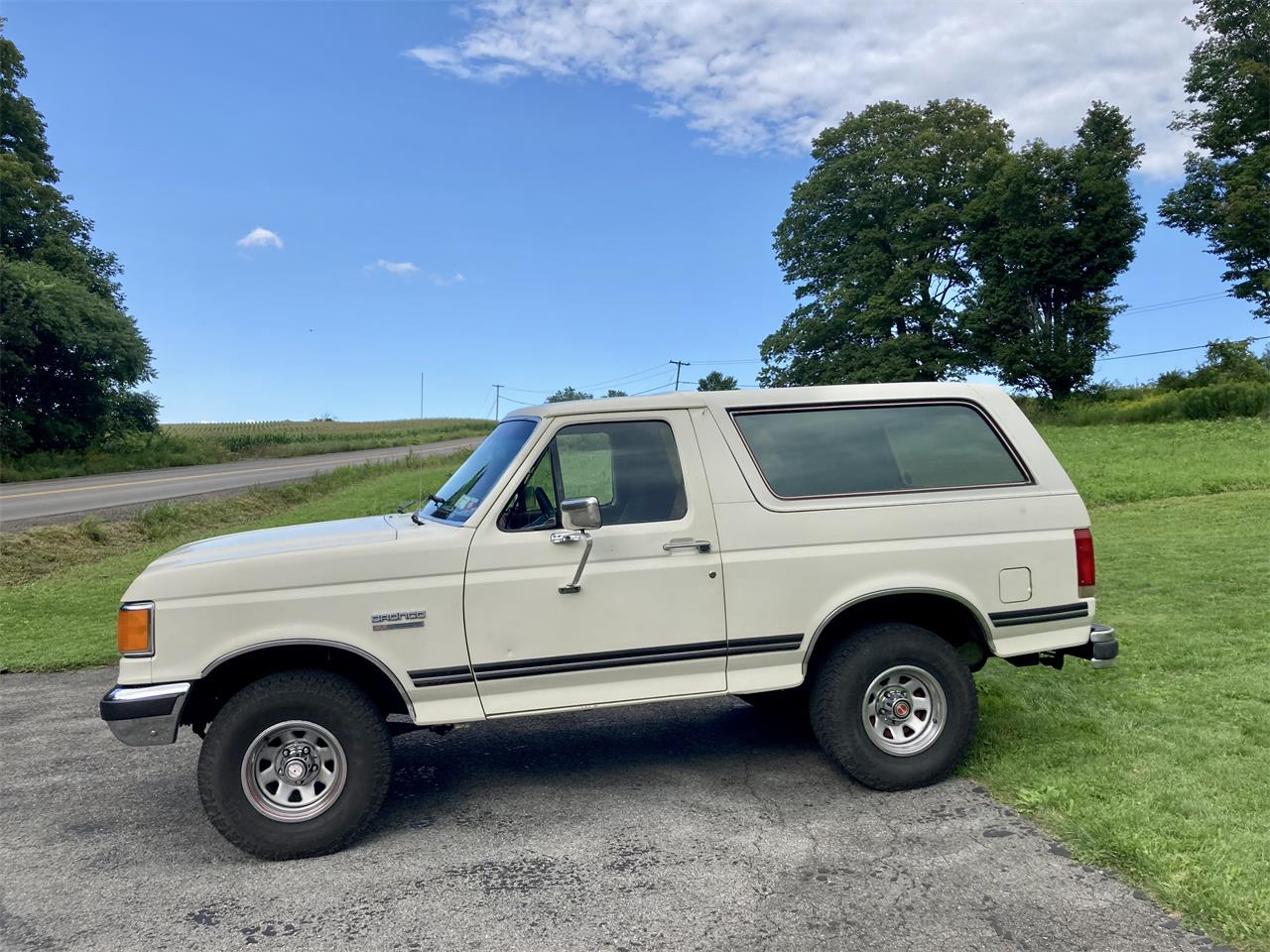 Ford-Bronco-1987-White-Red-50