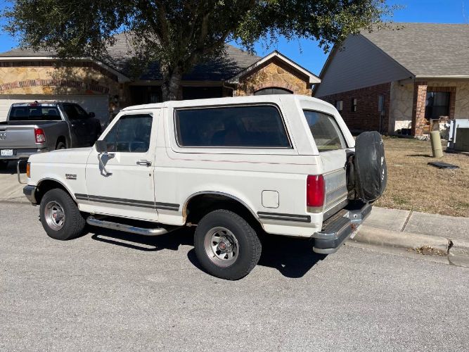 Ford-Bronco-1987-White-Red-6