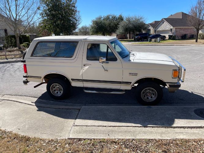 Ford-Bronco-1987-White-Red-7