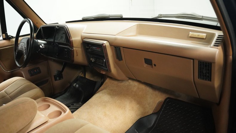 Ford-Bronco-1990-Dark-Shadow-Blue-Met-Tan-Mocha-16