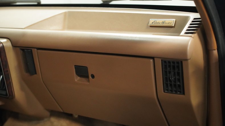 Ford-Bronco-1990-Dark-Shadow-Blue-Met-Tan-Mocha-18