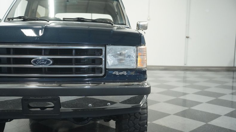 Ford-Bronco-1990-Dark-Shadow-Blue-Met-Tan-Mocha-21