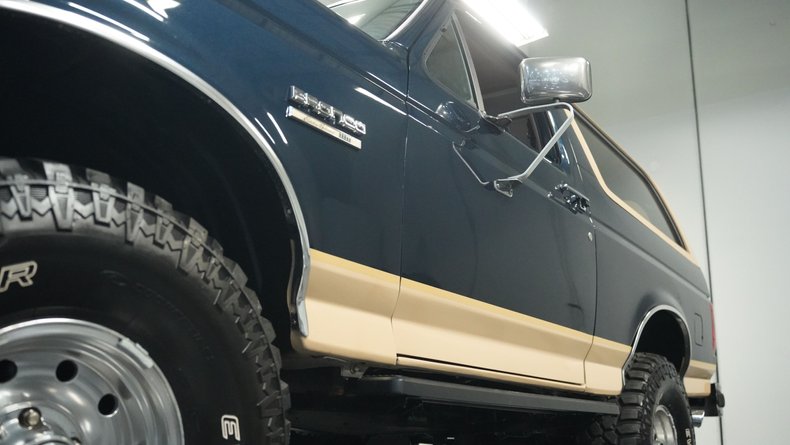 Ford-Bronco-1990-Dark-Shadow-Blue-Met-Tan-Mocha-23