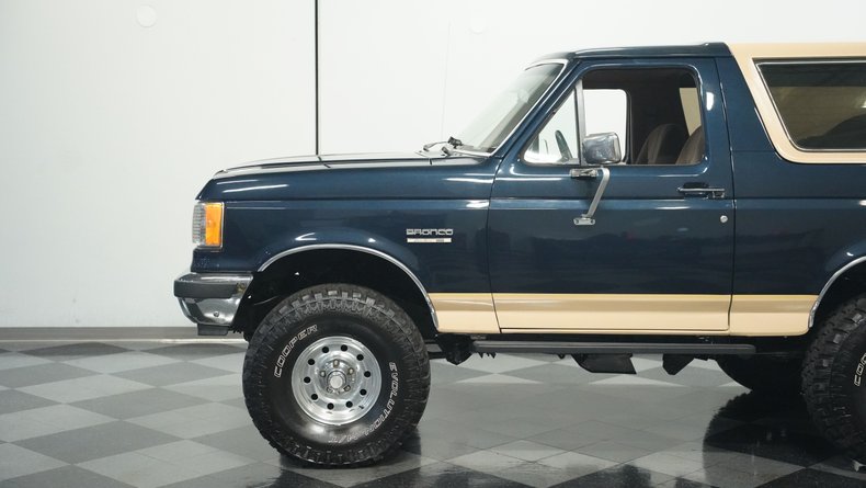 Ford-Bronco-1990-Dark-Shadow-Blue-Met-Tan-Mocha-24