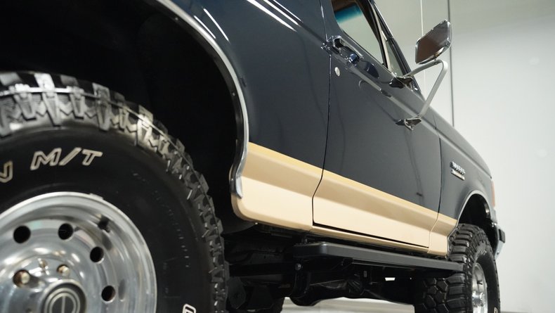 Ford-Bronco-1990-Dark-Shadow-Blue-Met-Tan-Mocha-28
