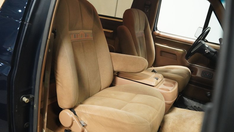 Ford-Bronco-1990-Dark-Shadow-Blue-Met-Tan-Mocha-3