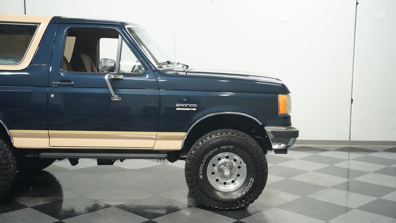 Ford-Bronco-1990-Dark-Shadow-Blue-Met-Tan-Mocha-30