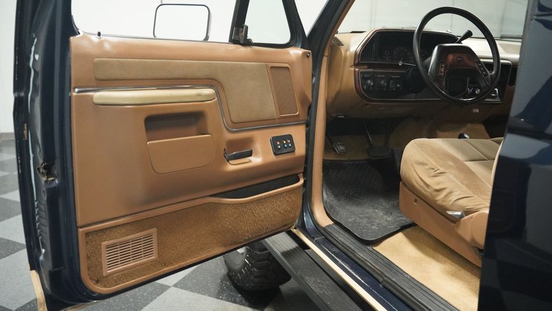 Ford-Bronco-1990-Dark-Shadow-Blue-Met-Tan-Mocha-35