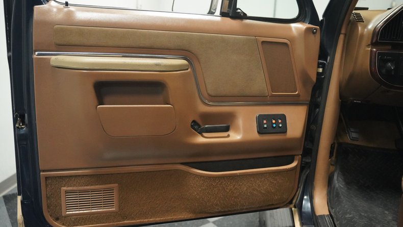 Ford-Bronco-1990-Dark-Shadow-Blue-Met-Tan-Mocha-36