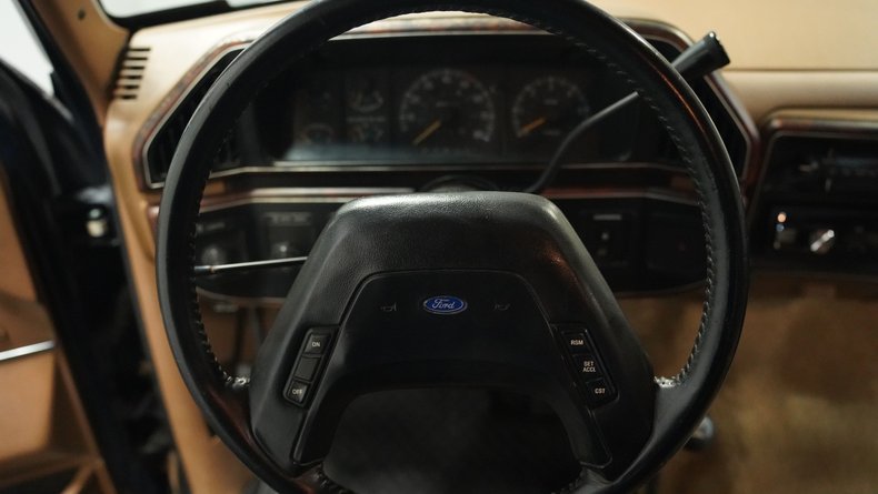 Ford-Bronco-1990-Dark-Shadow-Blue-Met-Tan-Mocha-38